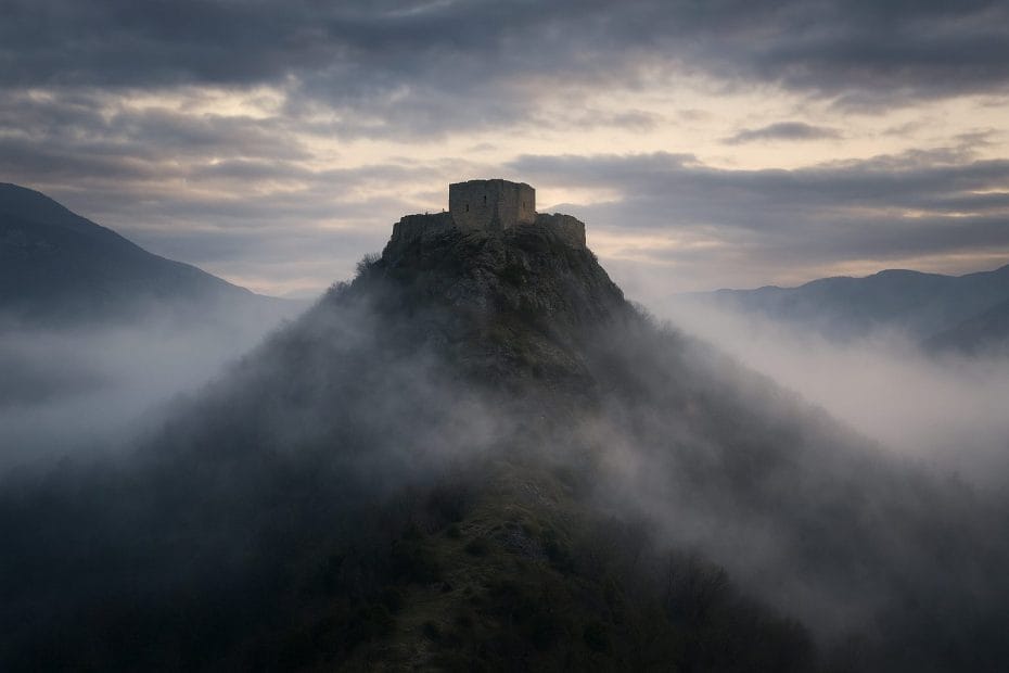 Il tesoro perduto dei Catari di Montségur: storia, ipotesi e ricerche su uno dei misteri medievali più affascinanti e meno conosciuti d’Europa.
